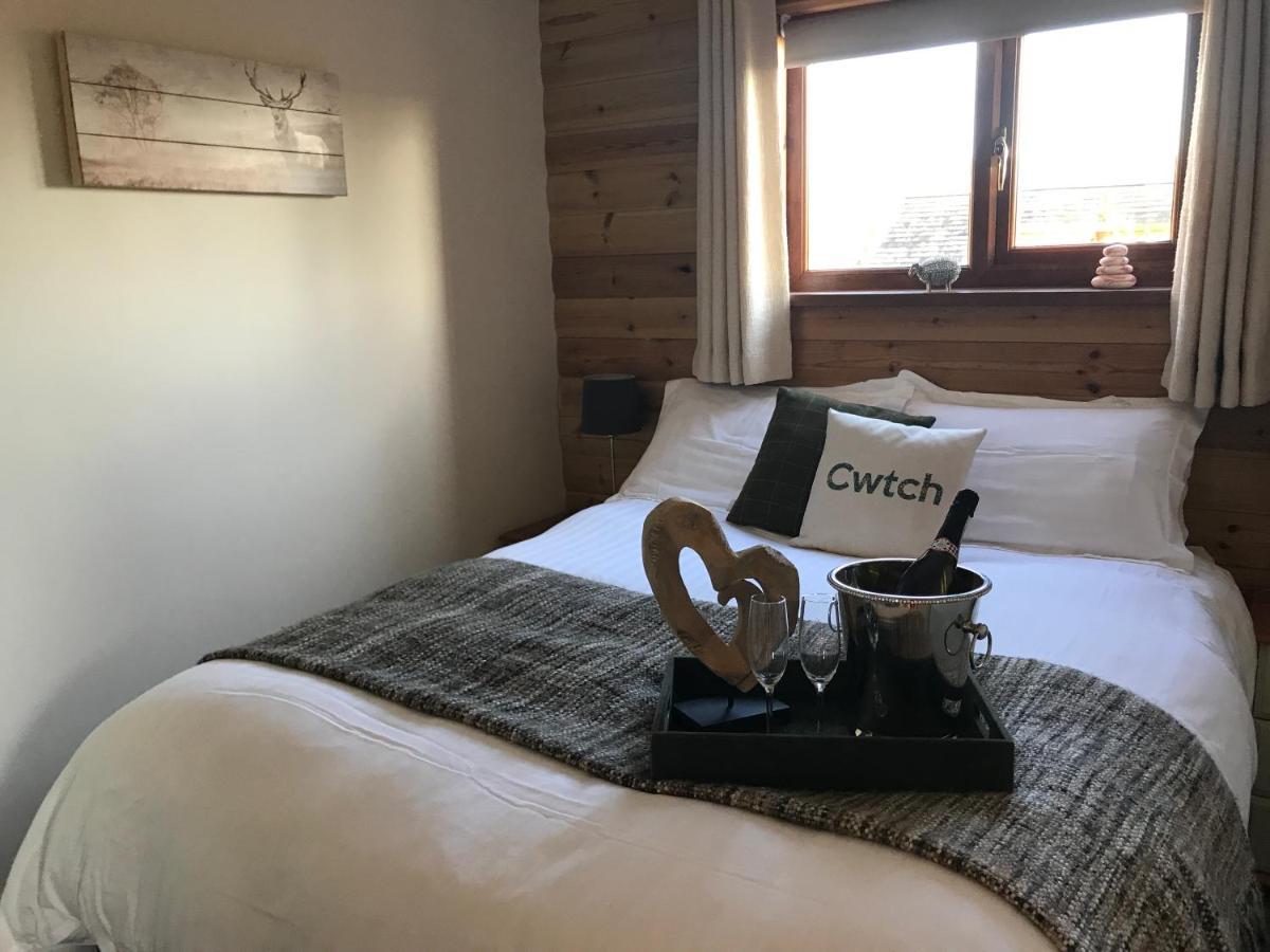 Swansea Log Cabin Pontardawe Bagian luar foto